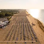 Апартаменти Calm Seaside Getaway In Бібіоне