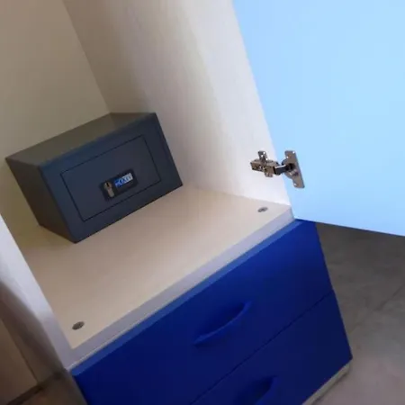 Calm Seaside Getaway In Lägenhet