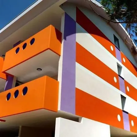 Calm Seaside Getaway In Апартаменти